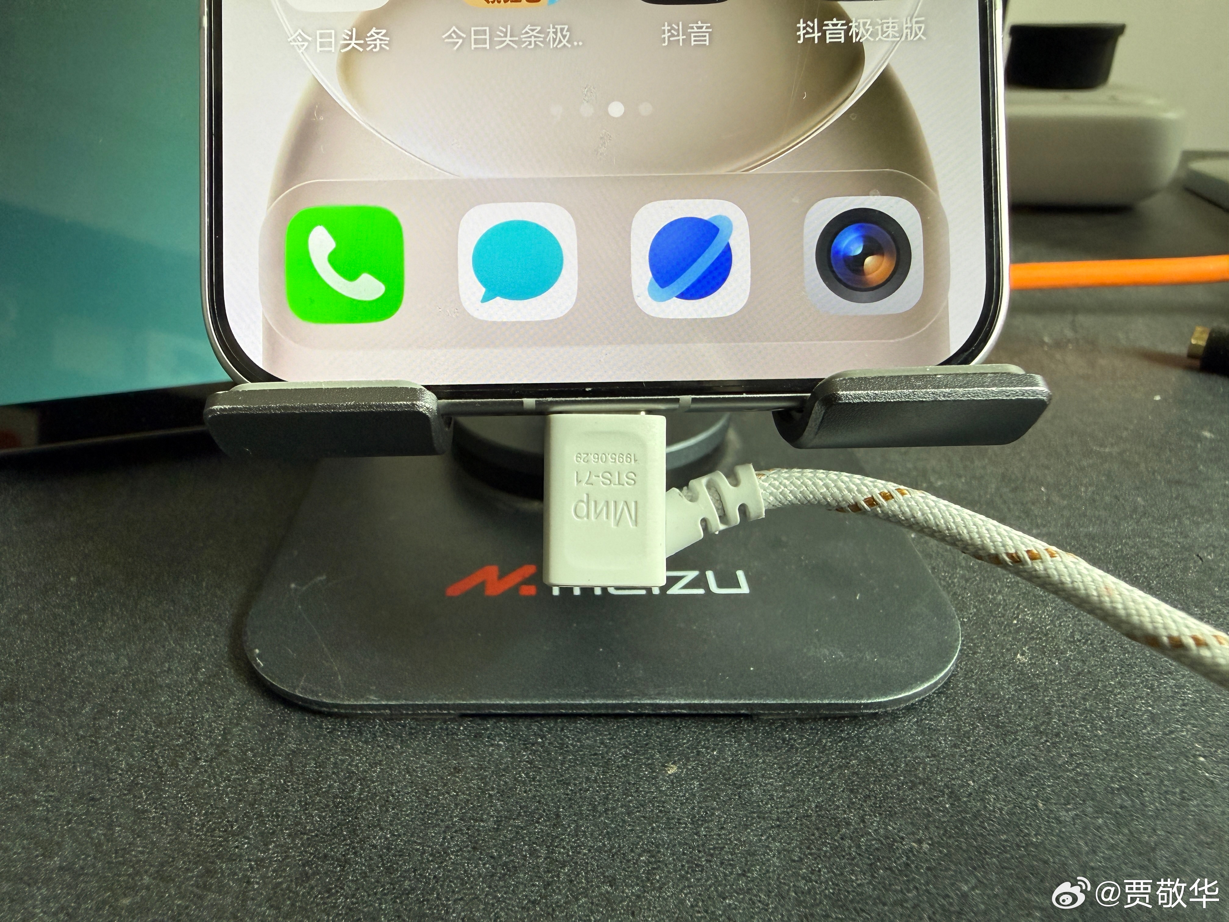 经常玩游戏的用户喜欢配弯头充电线，iQOO有多款手机配弯头充电线。其实，喜欢把手