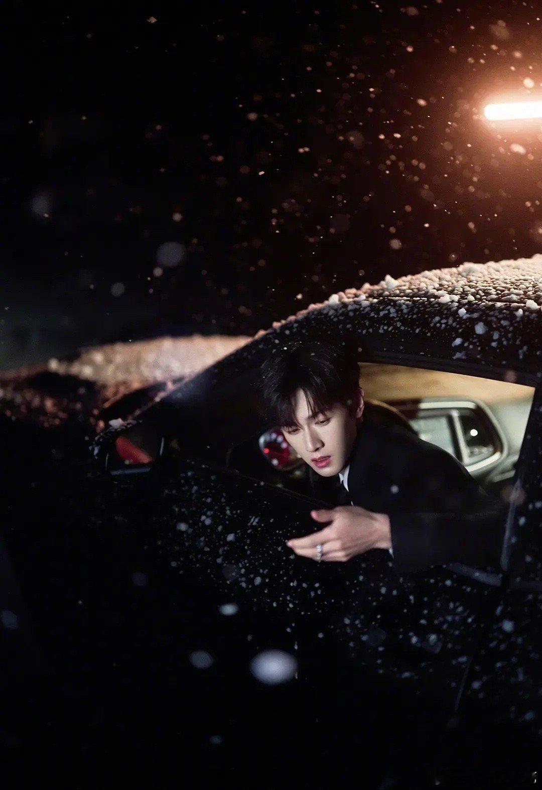 李昀锐星光大赏出图！冬天遇到温暖的神了帅成这样和蒂芙尼胸针好配啊！ 星光大赏出图