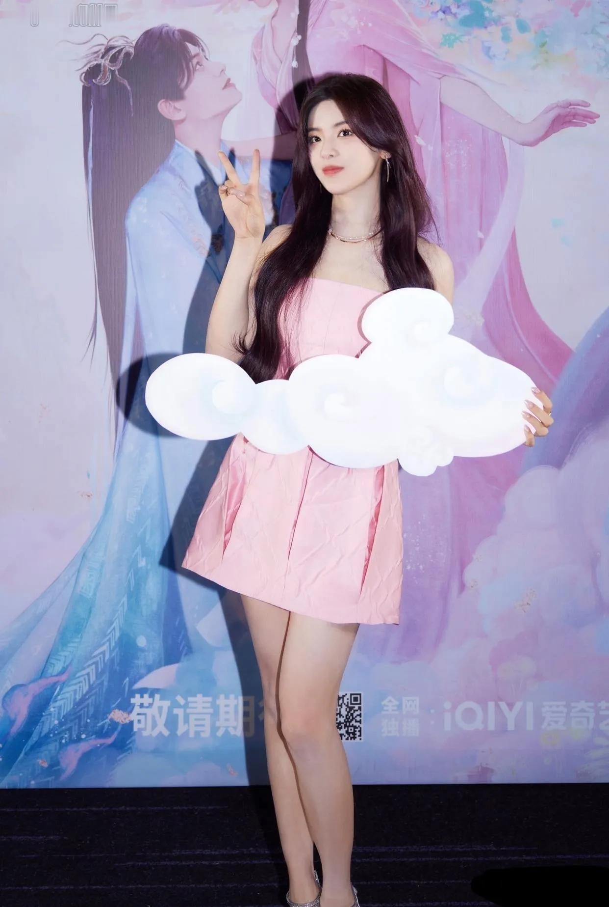 杨超越长腿玉足照，足尖风情十分迷人，女神魅力尽显无遗。