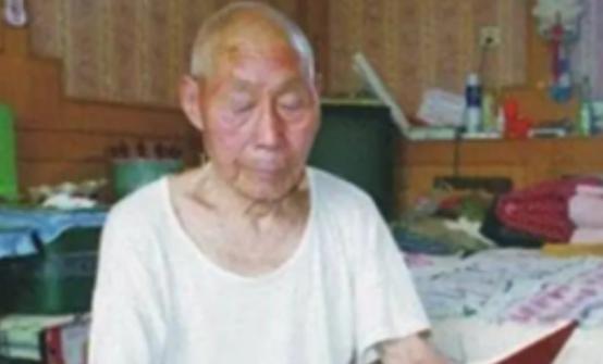 1949年，金门战役中9000名战士全军覆没，谁也没想到，10个月后，一名卫生员