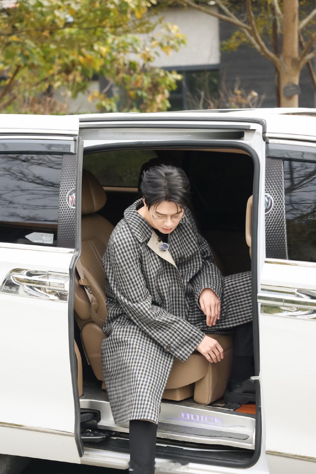 周五晚高疯魏大勋新路透是你吗孟宴臣 凭一个角色盘活无数剪刀手的男人！魏大勋在《周