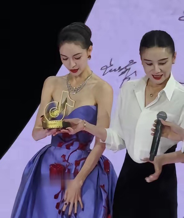 宋佳的手伸了3次，钟楚曦手里的奖杯愣是纹丝不动，那一瞬间的尴尬，真是隔着屏幕都感