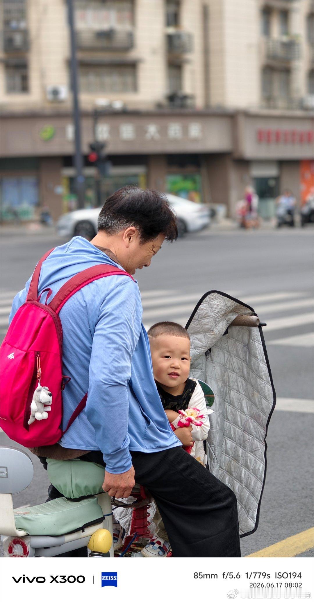 上班路上偶遇一个笑眯眯的小盆友他的奶奶或是外婆同样也是亲切的人呢随手拍vivo