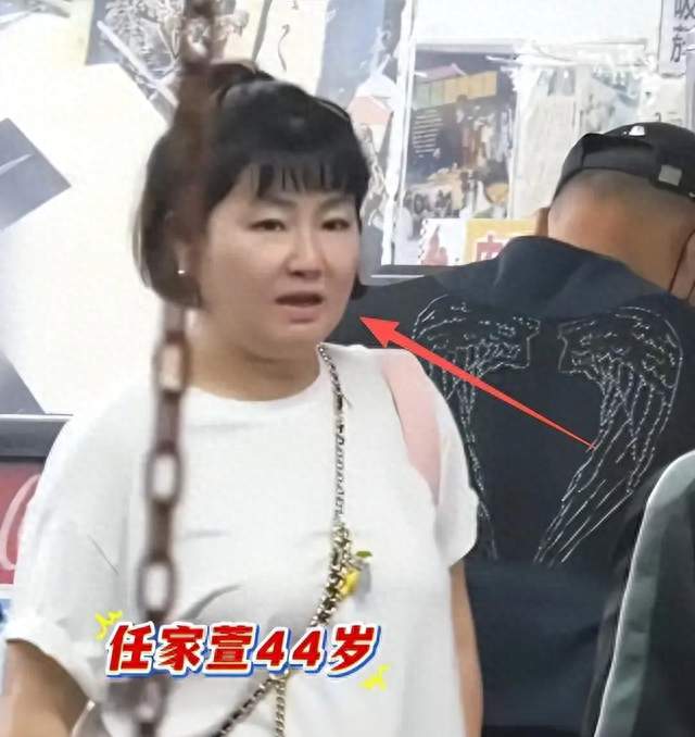 任家萱胖到认不出！肚大腰圆脸肿像发面馒头，和小7岁男友好恩爱