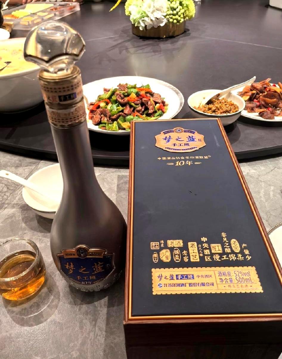 你们聚会时有没有被一瓶酒的价格吓到过？
昨晚同学聚餐，有人掏出一瓶手工班，我寻思