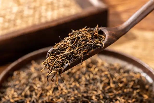 我喝茶的口味还挺多元的。绿茶里，龙井是我的心头好。明前龙井那股鲜爽劲儿，就像春天