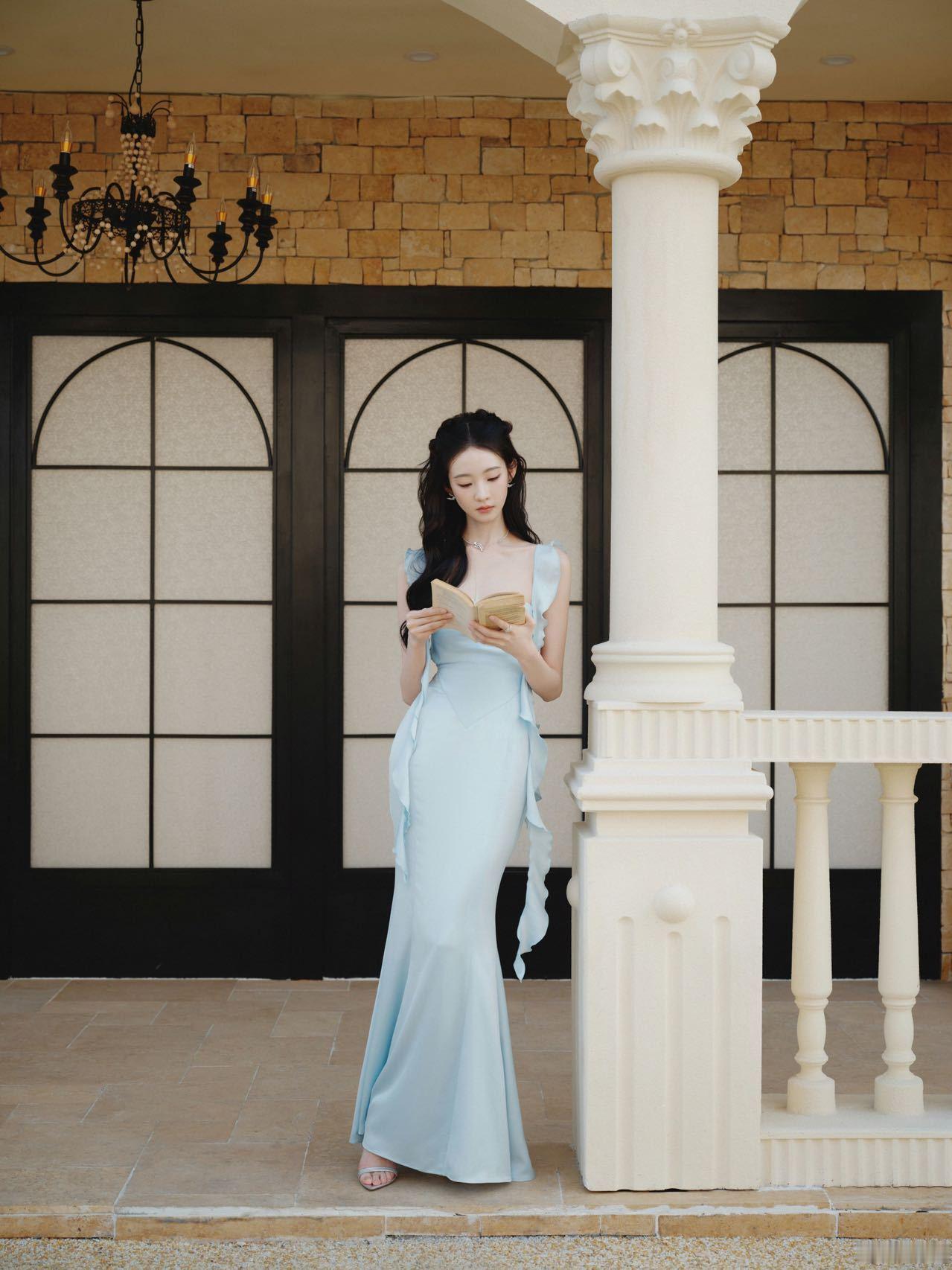 不知道 张艺凡的身材很曼妙 再次感叹的身材太绝了！蓝色长裙与她适配度满分，纤细腰