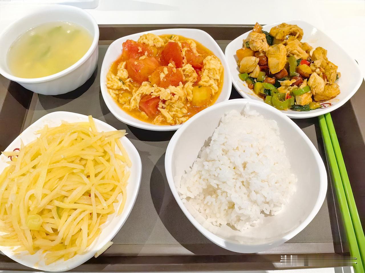 有时吃饭后，给老百姓付钱和粮票，老百姓坚决不收。也有的是收了，连忙说“皮薄了”，