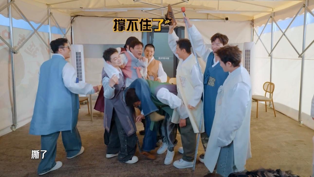 邓超被范志毅锁喉哈哈哈哈哈 这互动也太逗了！为了守游戏规则，邓超惨遭范志毅锁喉，