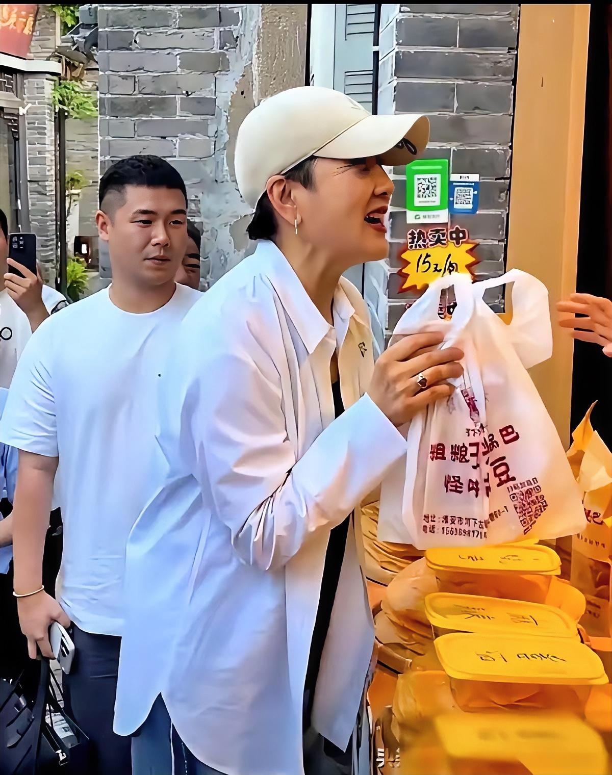 前段时间张凯丽在河下古镇录节目时，店家认出这位“国民妈妈”后主动送特产。张凯丽眉
