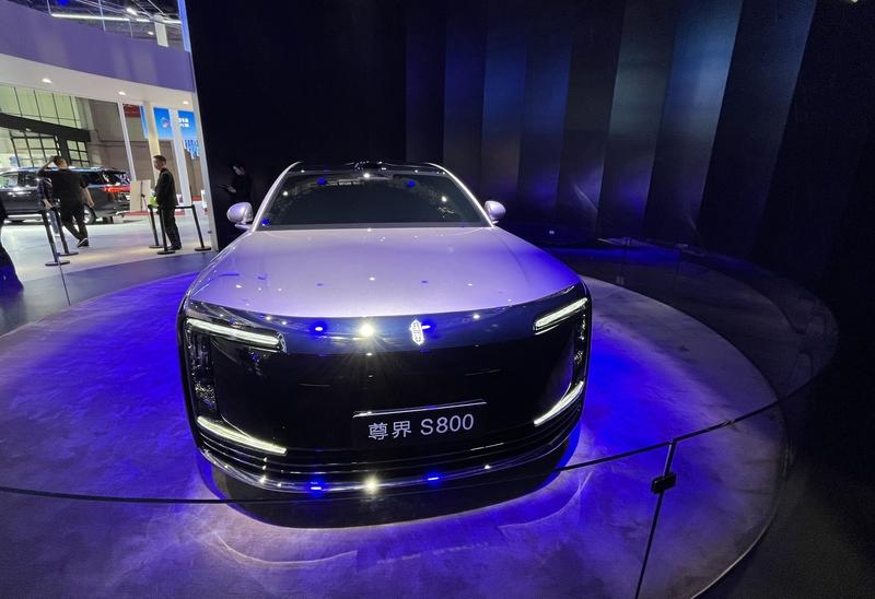 余承东开尊界S800回老家？白墙黛瓦太美，快来围观状元故里
余承东驾驶尊界S80