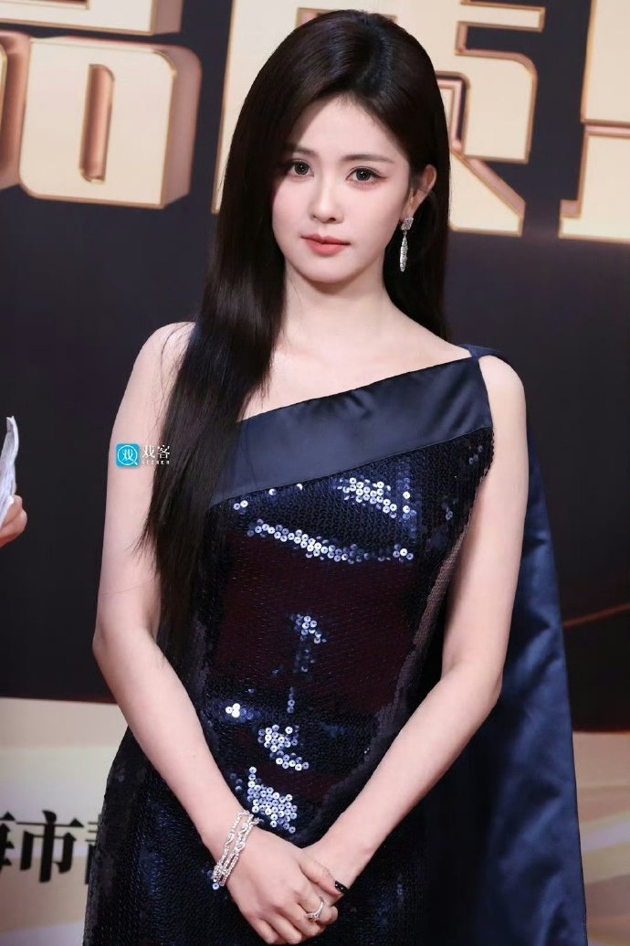 白鹿蓝色亮片长裙白鹿蓝色闪片裙白鹿蓝色闪片裙美美美！！白鹿