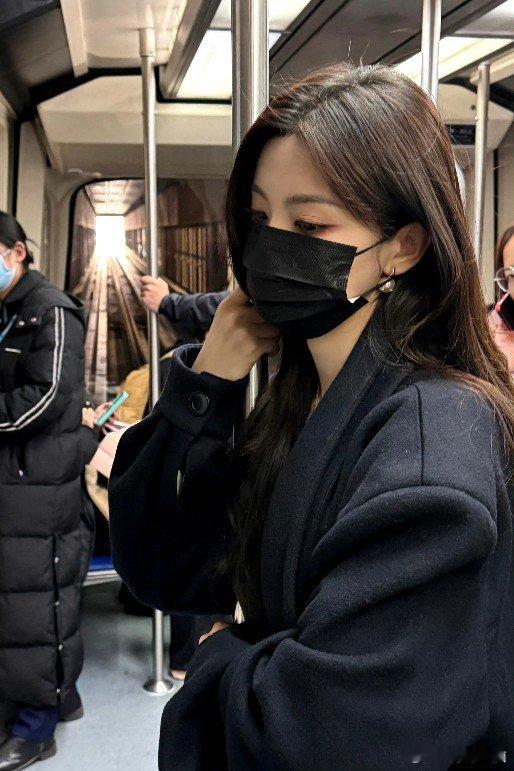 #杨超越氛围感黑色大衣##杨超越精致千金妆# 好漂亮[憧憬] ​​​