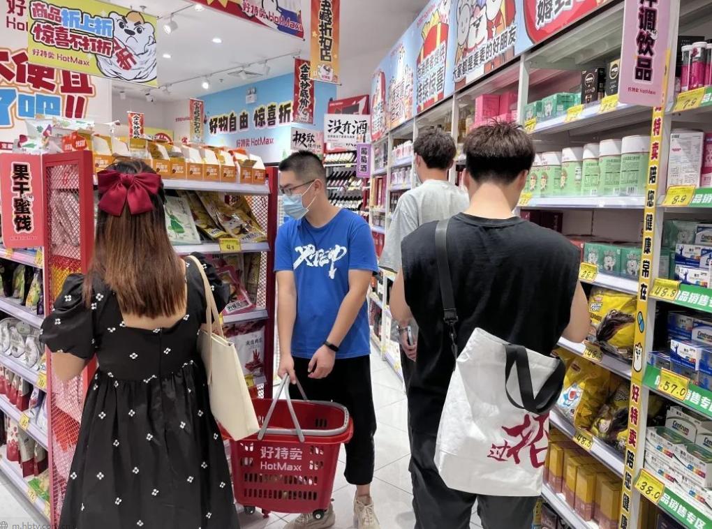 大家发现了吗？最近年轻人出现了三大反常消费，信号很强烈。
 
放在前几年，年轻人