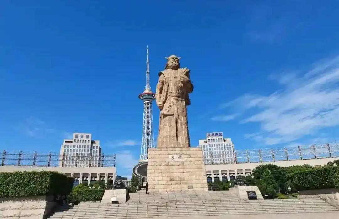 炎帝广场位于湖南省株洲市的天元区，是现在株洲市的地标性景点，是现在株洲市重要的城