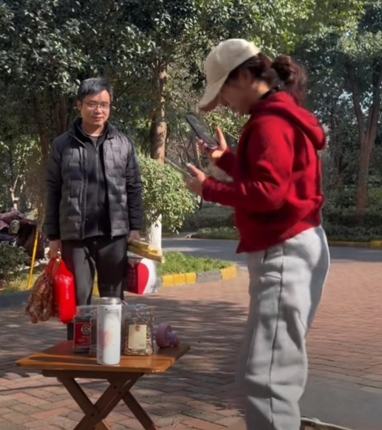 这一家网红的人气度大不如前，不过红了几年，钱也赚得不少，也算吃到了流量的饭。