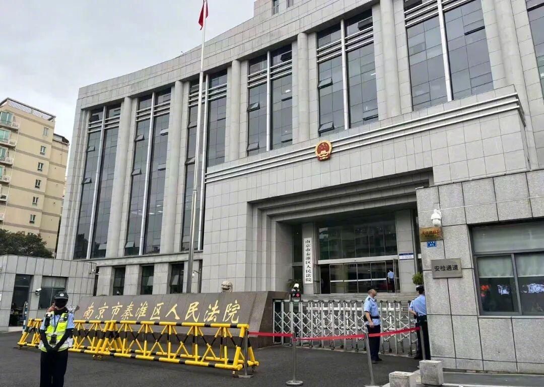 9月26日12时35分，王暖暖走出秦淮区人民法院。“庭审已全部结束，等待法院判决