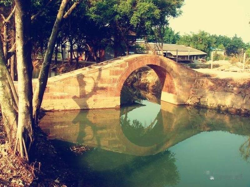 土豪为爱女回娘家方便而建成的桥，“进贤桥”！
在顺德北滘西滘村，水网纵横。西滘村