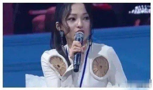张韶涵的衣服设计确实很特别，但我觉得好不好看还是要看个人喜好 ​​​