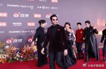 费翔戴墨镜走红毯  微博之夜红毯，墨镜加身，型男风范尽显，时尚与个性并存，成为红