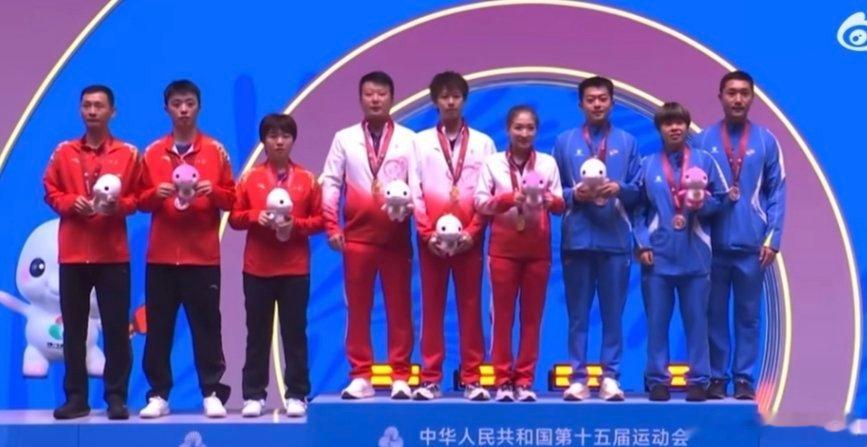 昨天晚上的混双决赛，解说员和绝大多数球迷都不认识。广东队的教练员是张超，2011