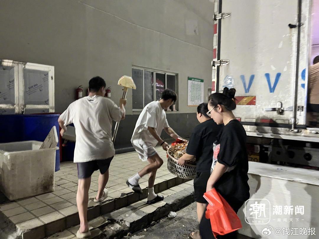 【#这届年轻人流行深夜拼好蟹#：体验感拉满，但蟹肥吗？】梭子蟹大量上市。哪里能买