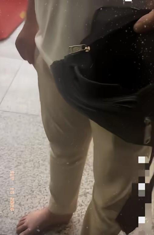 浦东机场，沈阳小伙子小志买瓶水的功夫，放在星巴克桌上的笔记本电脑没了。更离谱的是