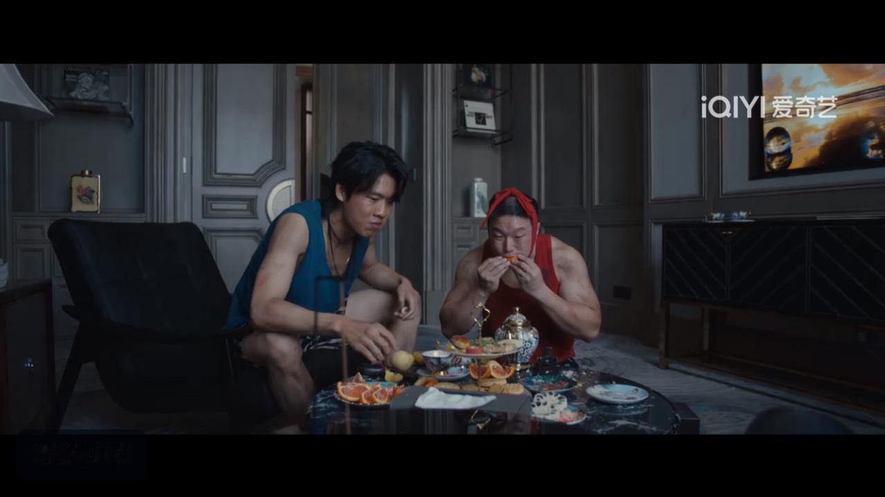 品味挺独特的，还让两个男人穿成这样子。周荣：这是诽谤！这是诽谤！我从来没有男的穿