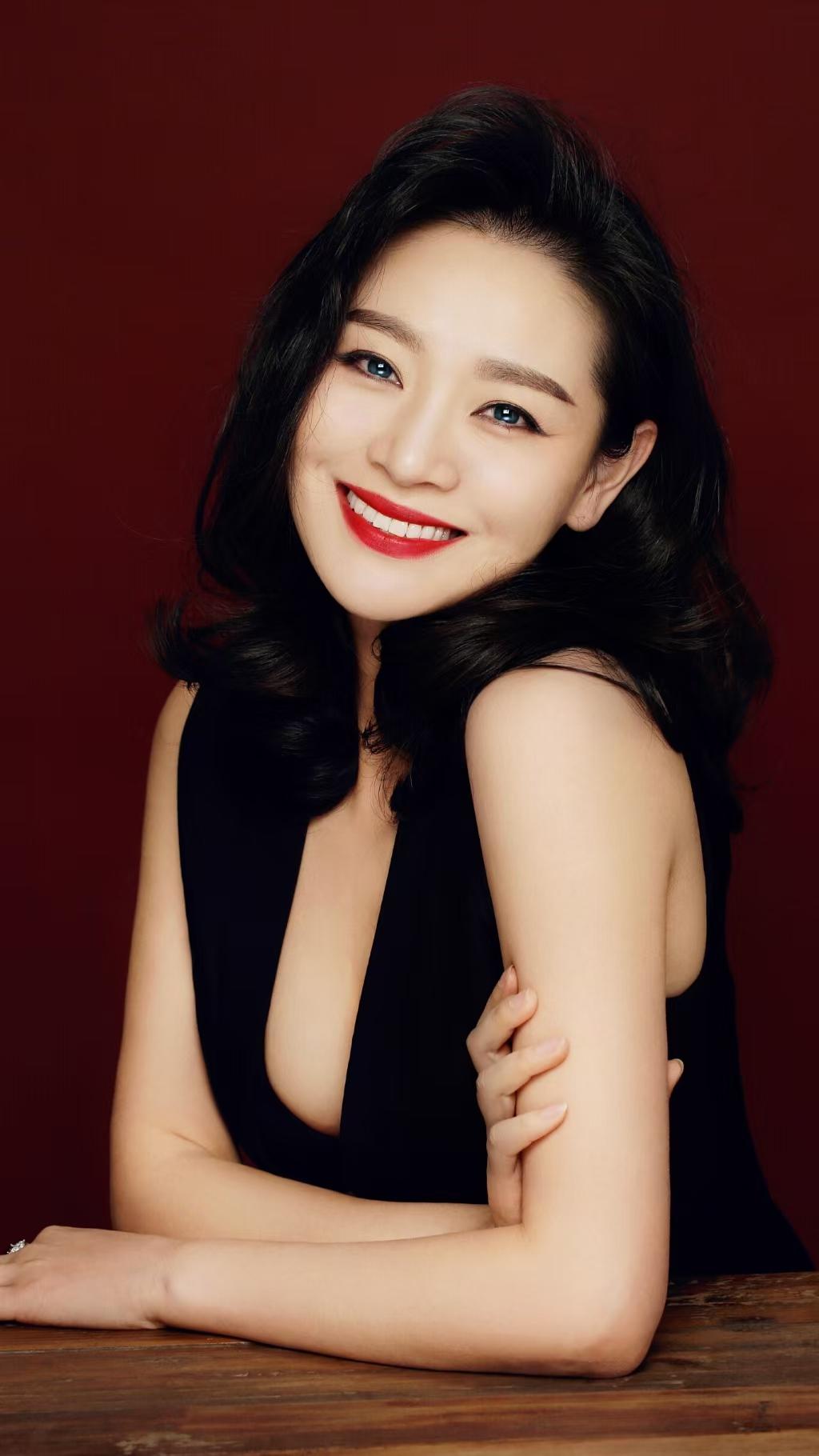 王维维（王维唯），生于上海，毕业于上海戏剧学院导演系，内地女演员 。2003年凭