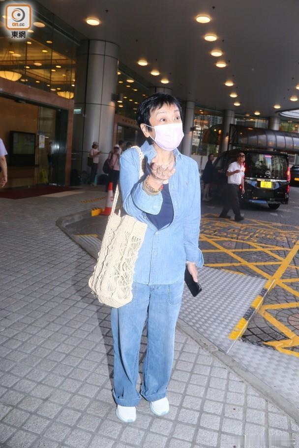 導演徐克前妻、資深傳媒人施南生驚傳病重住院接受治療，其多年好友、影后張艾嘉被目擊