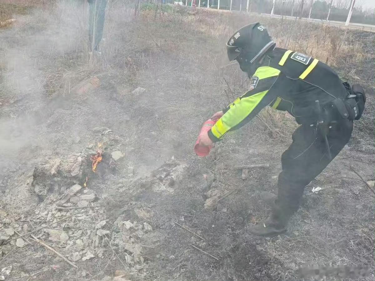 【巡警秒变消防员】3月1日上午，安徽包河分局巡警一大队铁骑在骆岗公园附近巡逻时，