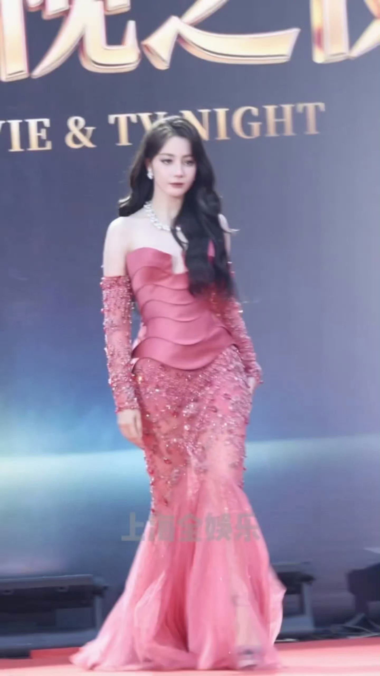迪丽热巴走秀气场全开迪丽热巴原谅红毯了 迪丽热巴原谅红毯了，迪丽热巴走秀气场全开