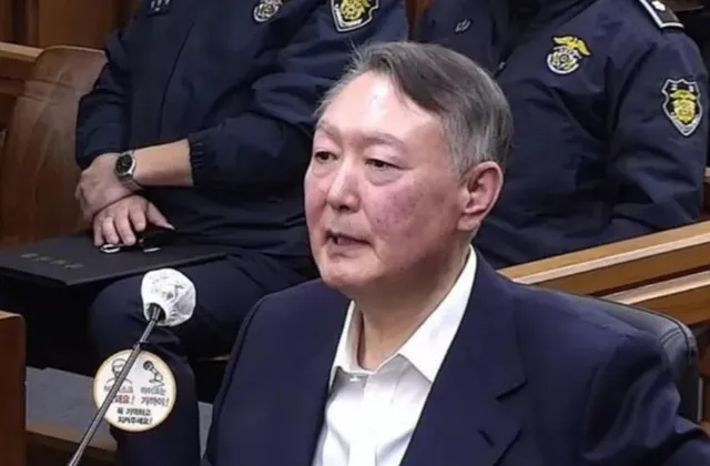 【李在明手起刀落，尹锡悦刑期加到37年，7平米牢房是他最后的归宿】终身监禁还不够