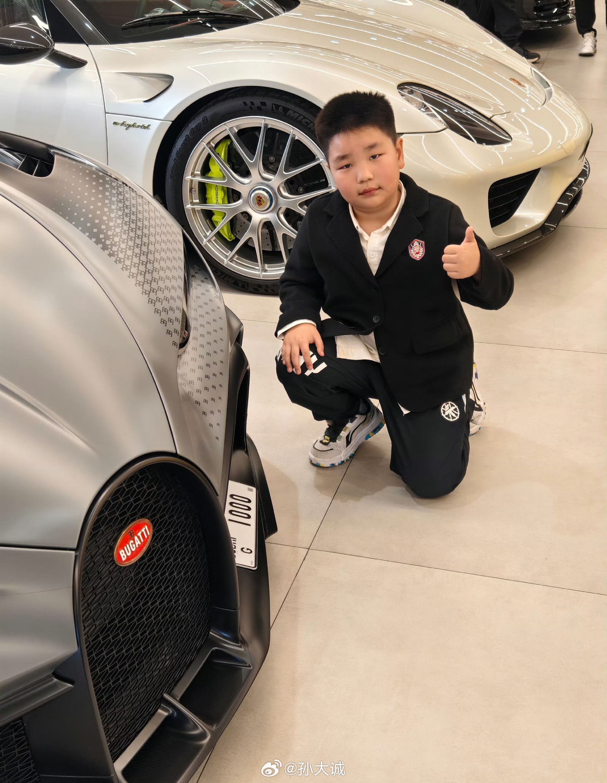 迪拜去年到迪拜旅游的最大原因是儿子喜欢车。在迪拜带儿子领略了 迈凯伦Elva、法