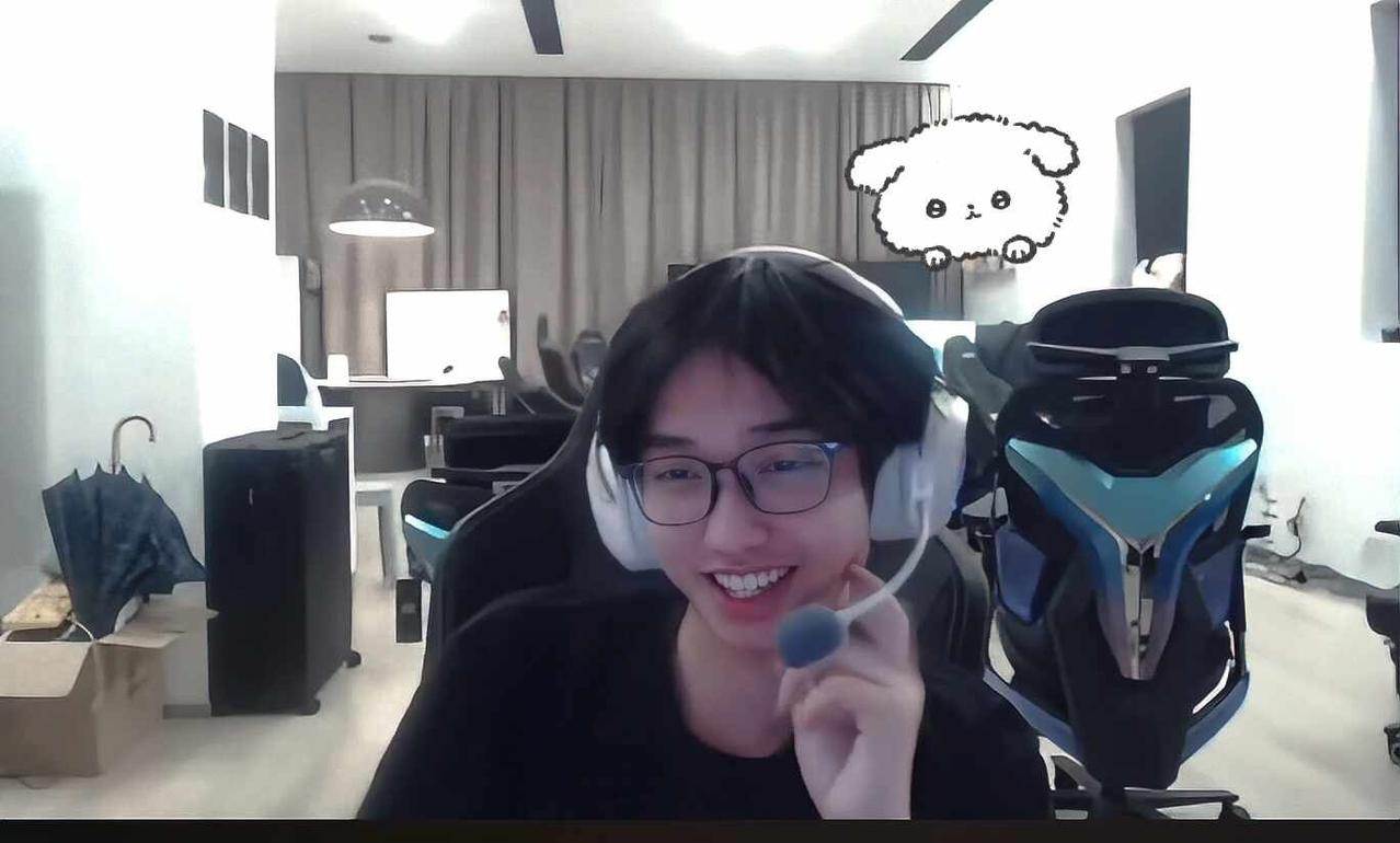 在很认真的和弹幕老师讨论自己是否有180的主播航航哈哈哈哈