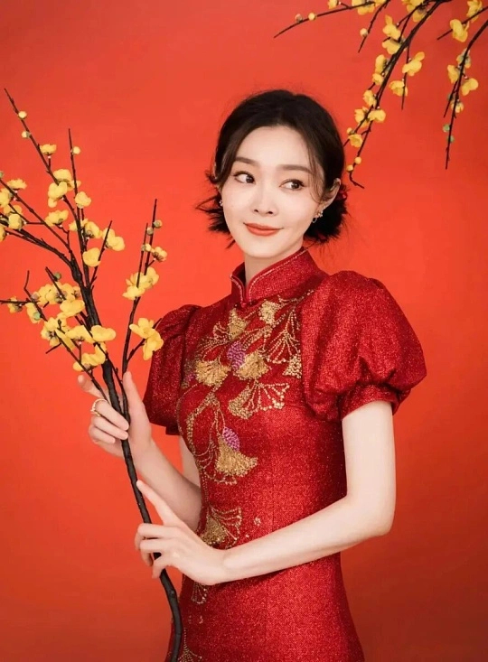 宋轶红裙对镜拍宋轶这组红裙对镜拍直接美到失语！正红色裙身衬得她冷白皮愈发透亮，小