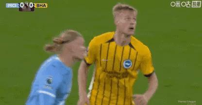 英超也是人均功夫大师了，这空中锁喉，哈兰德背摔，裁判就在眼前，权当看戏了，就口头