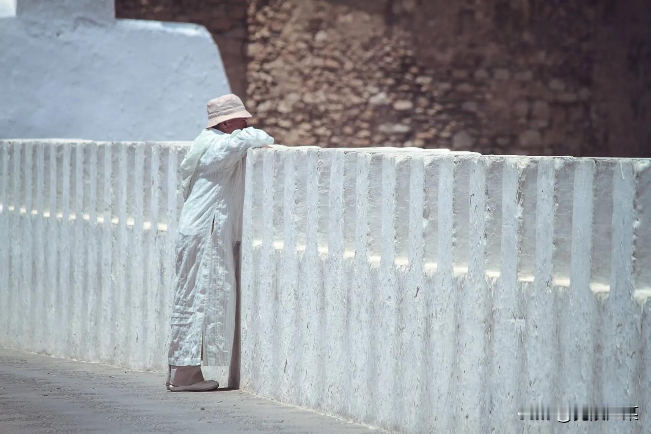 《莫为虚幻安全感，舍弃活力与热情》

在生活的长河中，我们常常会面临各种各样的选