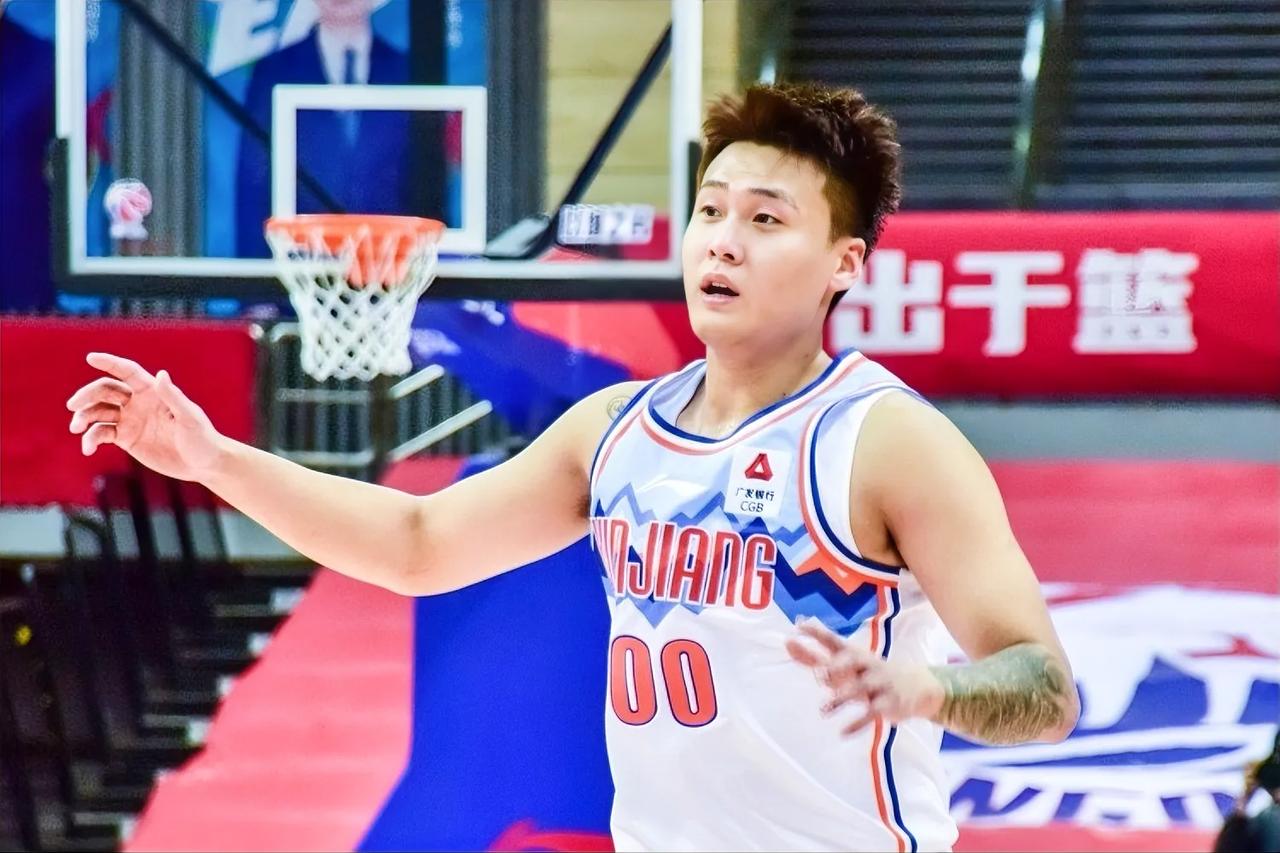 赵睿：尴尬了！补测折返跑受伤了。
新疆球迷：我们也尴尬！到头来啥都没捞着。
郭艾