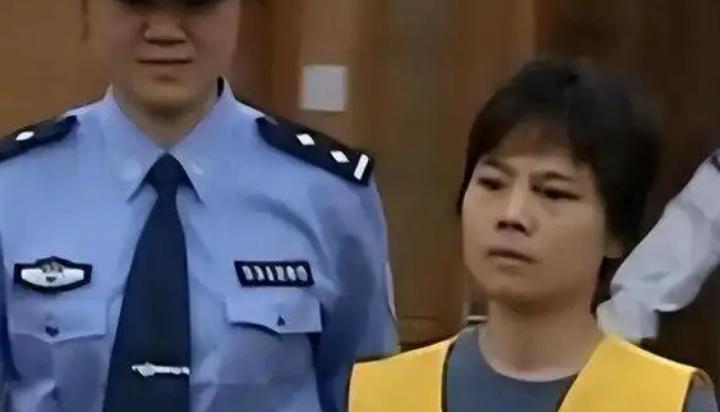 2006年，一位女校长在自家阁楼发现一具白骨，才得知全家人竟与尸体同住了近10年