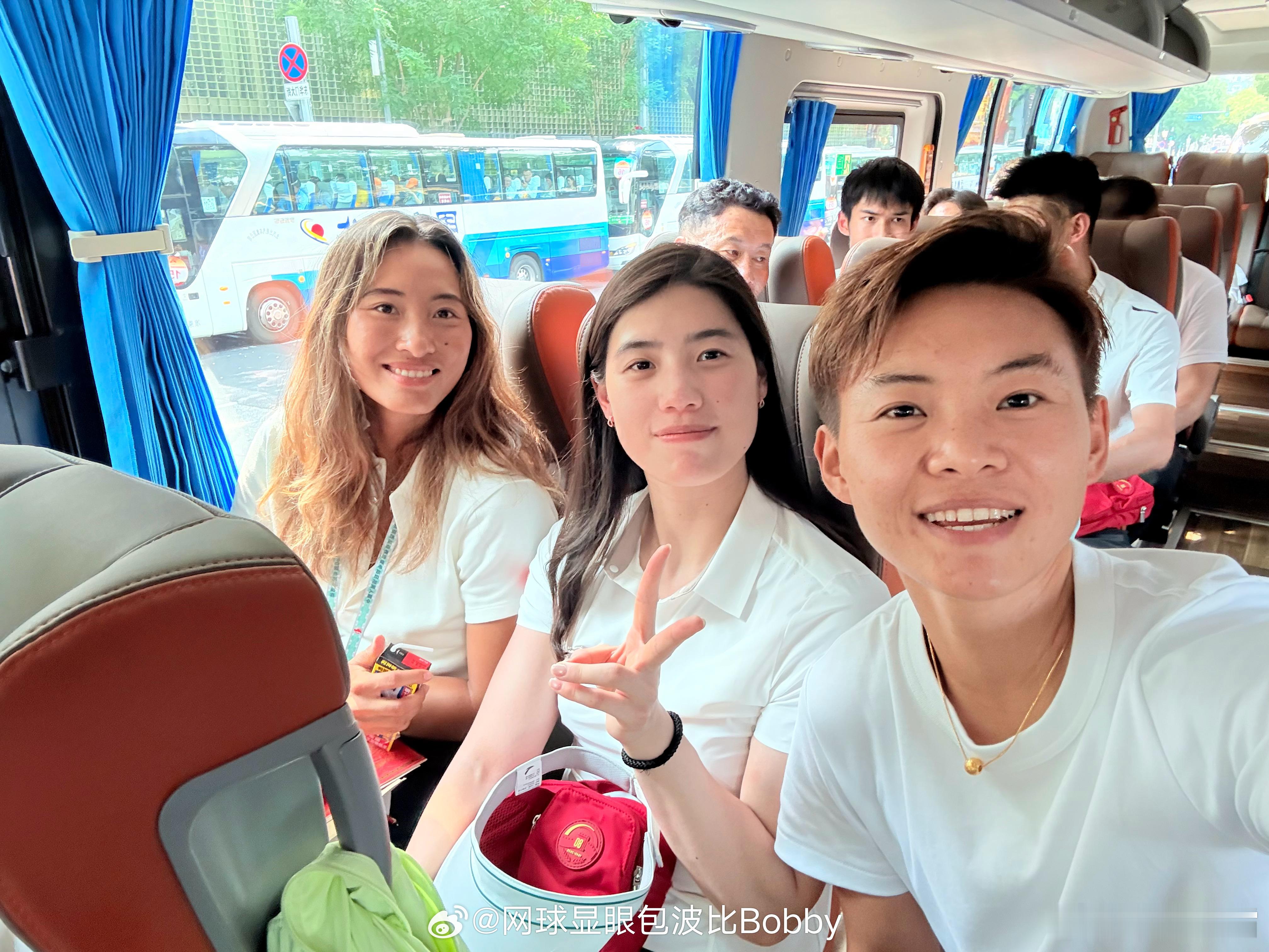 女足运动员王霜镜头下的郑钦文[送花花]看看这些优秀的中国女运动们郑钦文张雨霏坐一