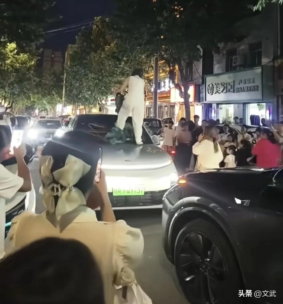 原配站在车顶砸车，她在家辛辛苦苦养两个孩子，发现男人在外还有别的女人，也给他养了