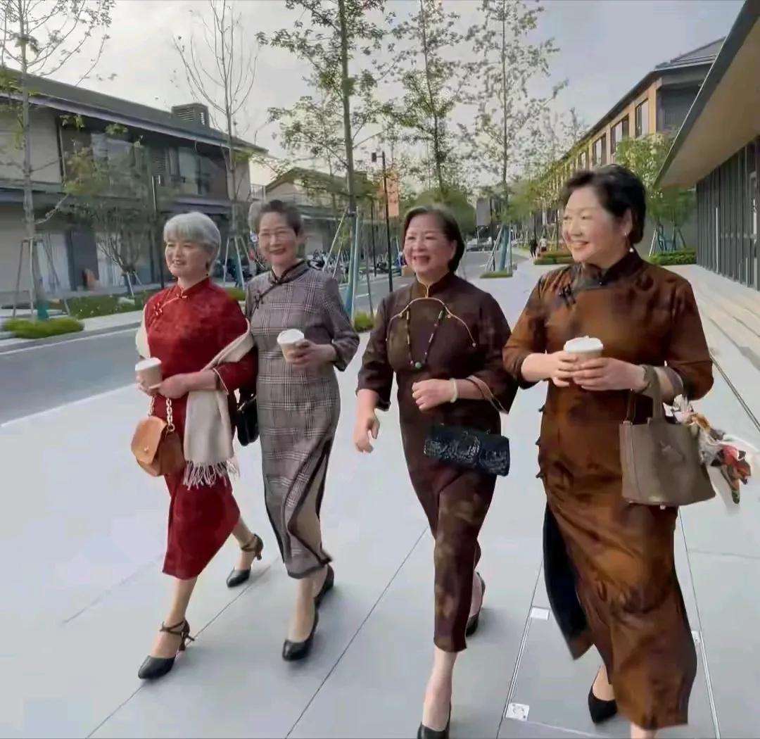 大家都没有想到吧，上海当时第一批女光棍进去养老院，如今她们的生活可以说无忧无虑，
