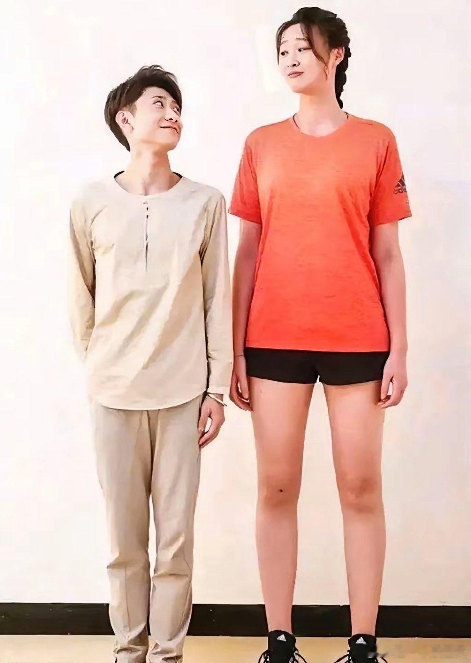 她比关晓彤腿还长，张一山到她“脖子”！俩人笑起来还是挺“契合”的！这俩人站一块好