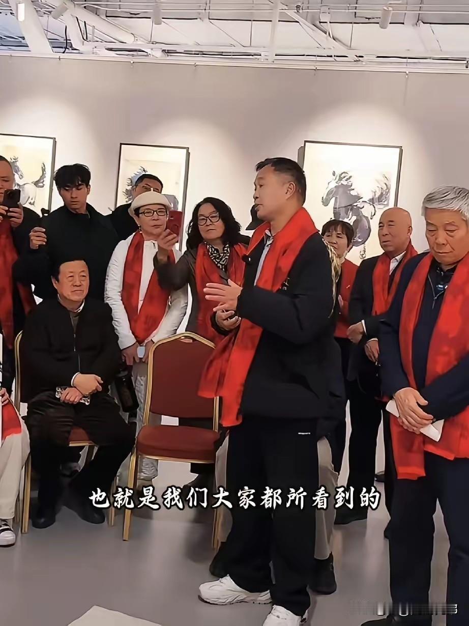 沈巍的北京之行又赤裸裸的打脸了那些黑子们。
沈巍在北京几个博物馆里，被一群老一辈