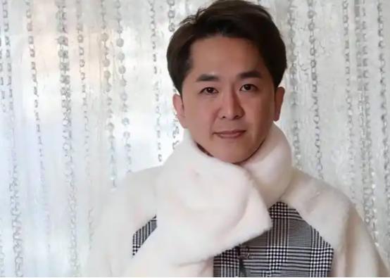 香港最怂的富二代邓兆尊，他守着15亿遗产躺吃了27年，利息滚到17亿。3个女友同