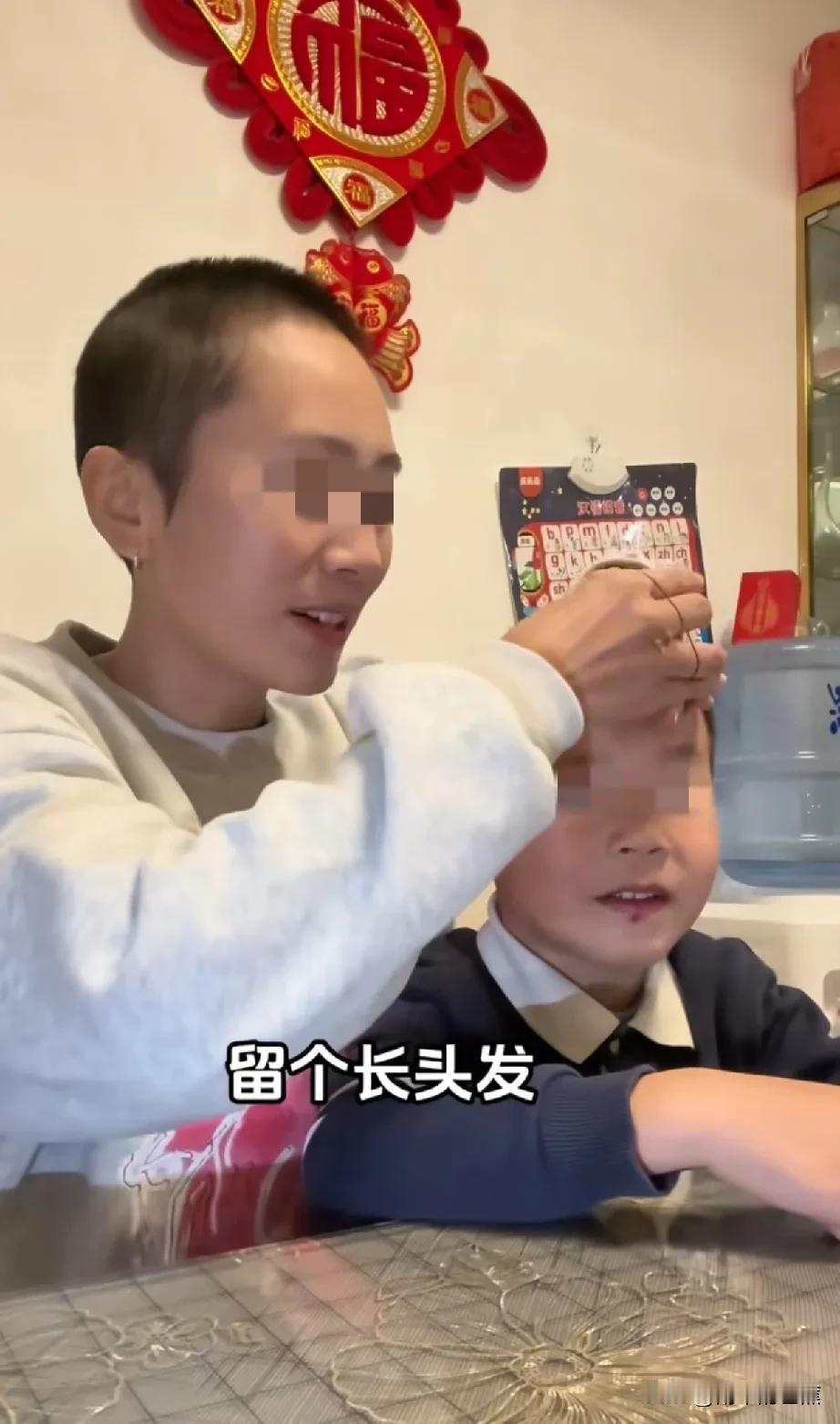 虽然是闹着玩，但是能不能不要这么个玩法。
本来爸爸就不在身边，没受到爸爸的影响孩