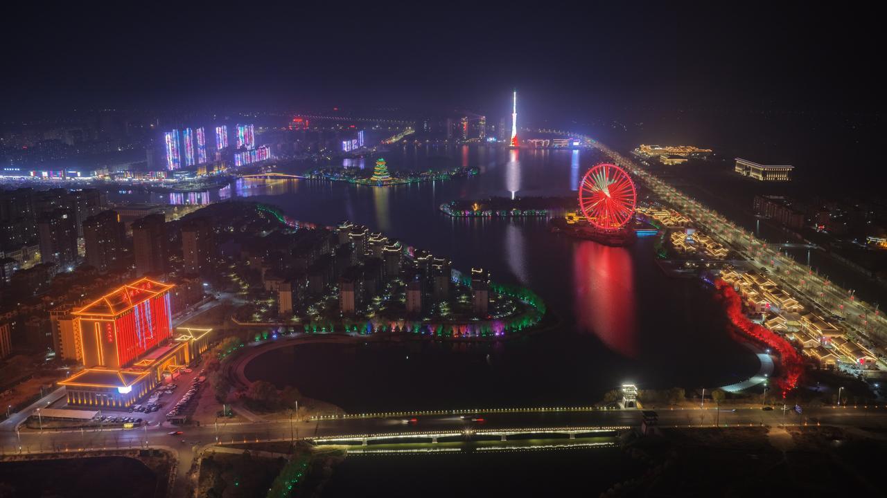 成武夜景✨
 
夜幕低垂，文亭湖如一块温润的墨玉，将整座城的灯火轻轻揽入怀中。湖