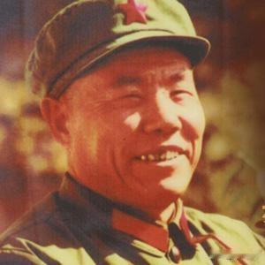 入伍17天即成孤胆战神！两次孤身硬刚整排敌军，九次大功打满半生硬仗
 
李万余（