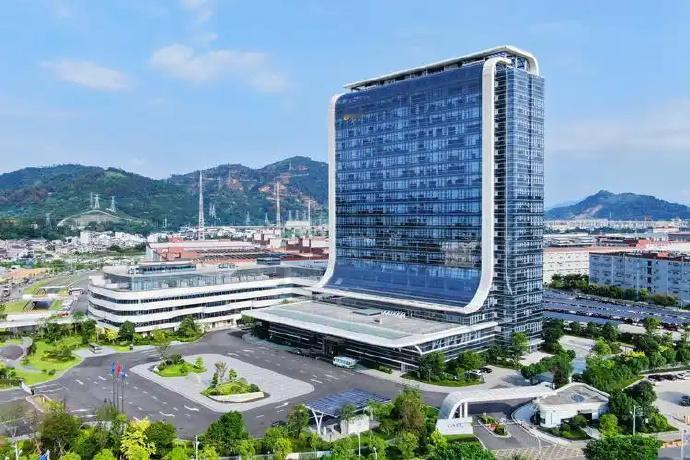 宁德时代2025上半年净利润超305亿元 7月30日消息，宁德时代公告，公司上半